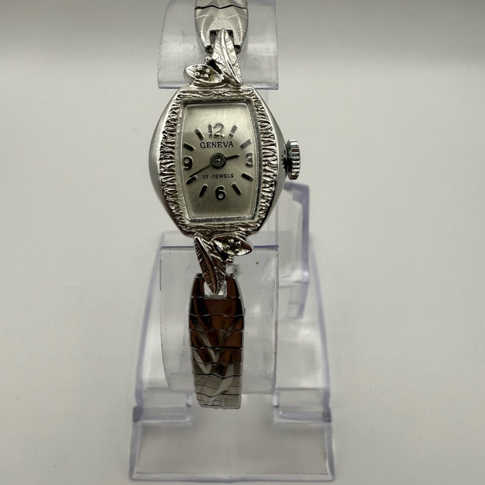 Vintage Geneva 17 Jewels Women’s Watch Silver Band Silver Face (Needs a Battery)